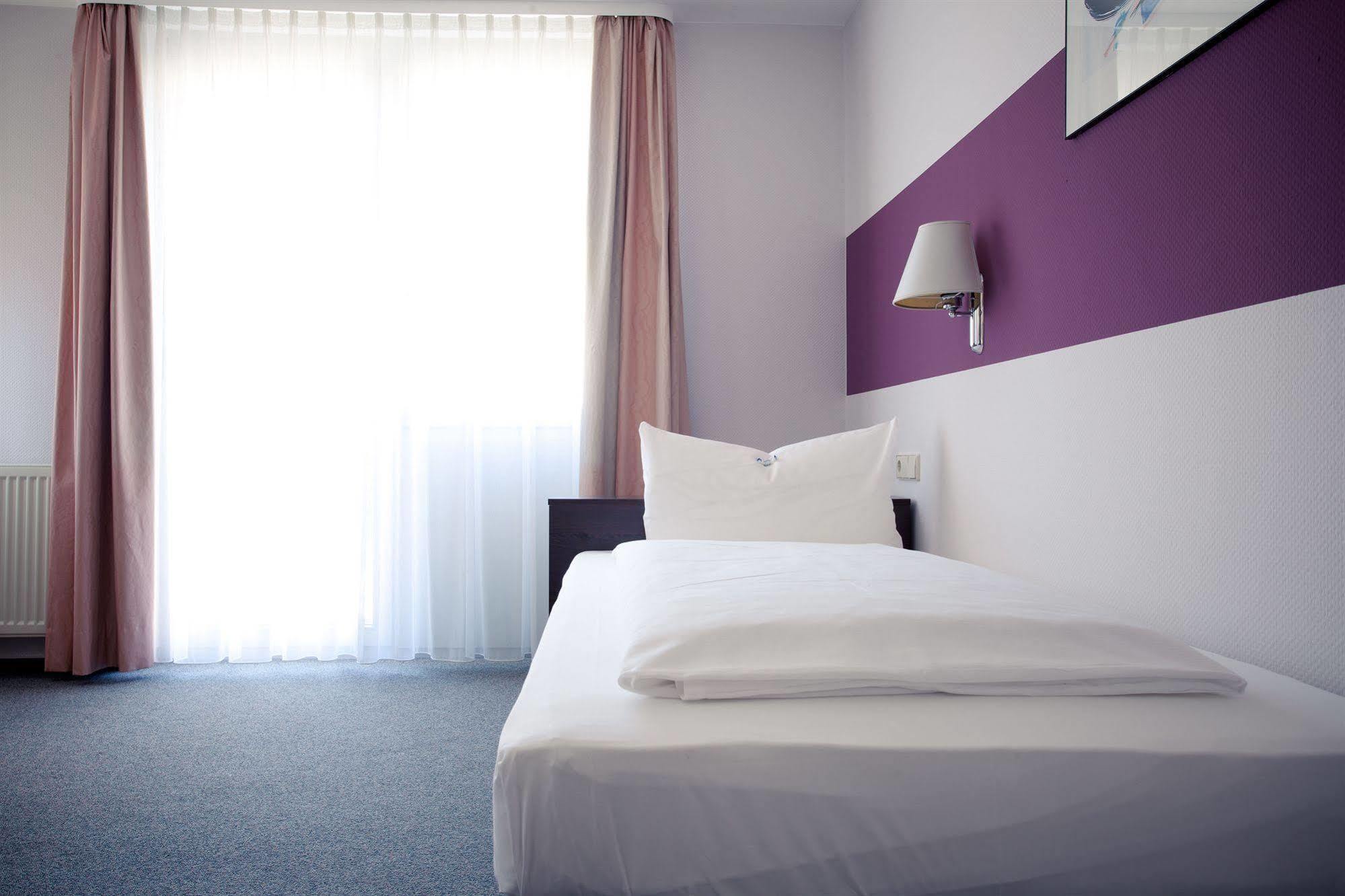 Akzent Hotel Torgauer Hof Зиндельфинген Экстерьер фото